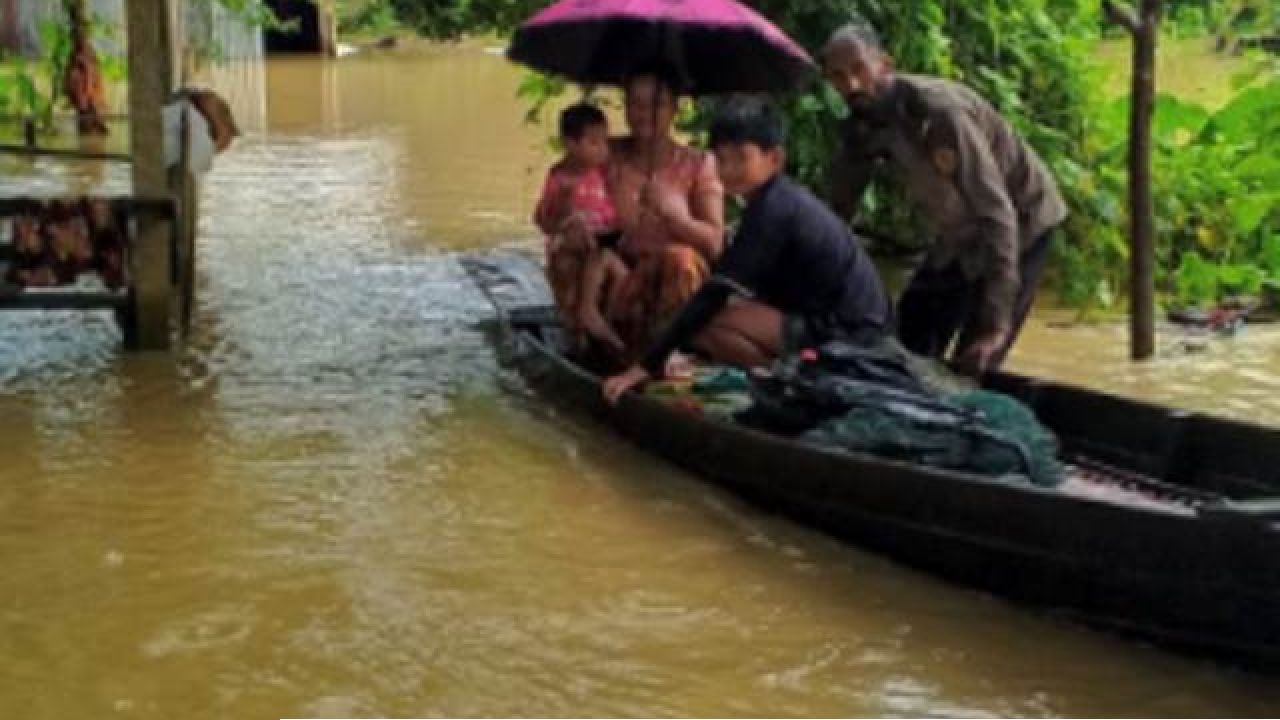 দেশের ৭ জেলায় পানিবন্দী লাখো পরিবার, প্রাণহানি বেড়ে ৫১