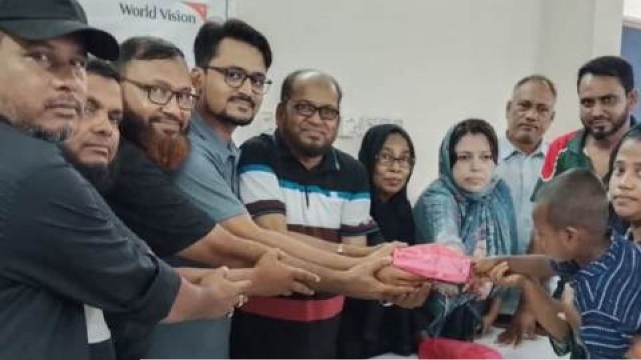 ​২৪ নং ওয়ার্ডে ওয়ার্ল্ড ভিশনের উদ্যোগে দুস্থ শিশুদের মাঝে স্বাস্থ্য সামগ্রী বিতরণ
