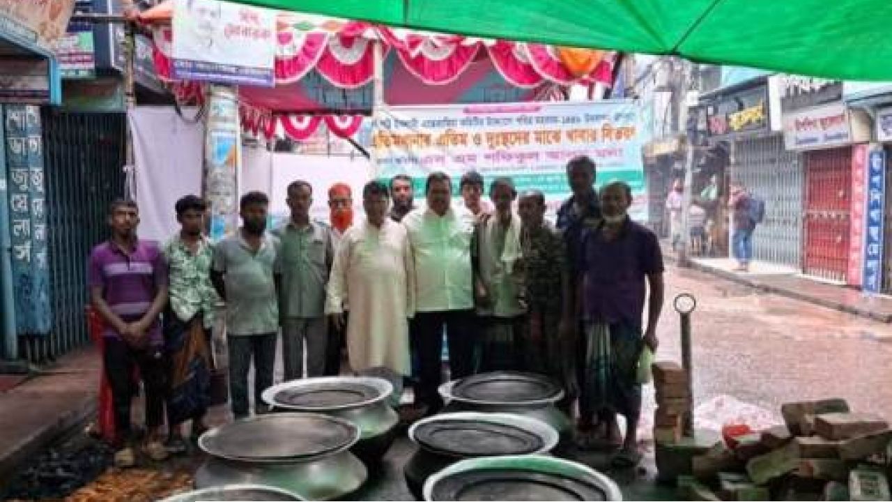 ​খুলনায় দুস্থ ও এতিমদের মাঝে খাবার বিতরণ, প্রধান অতিথি শফিকুল আলম মনা