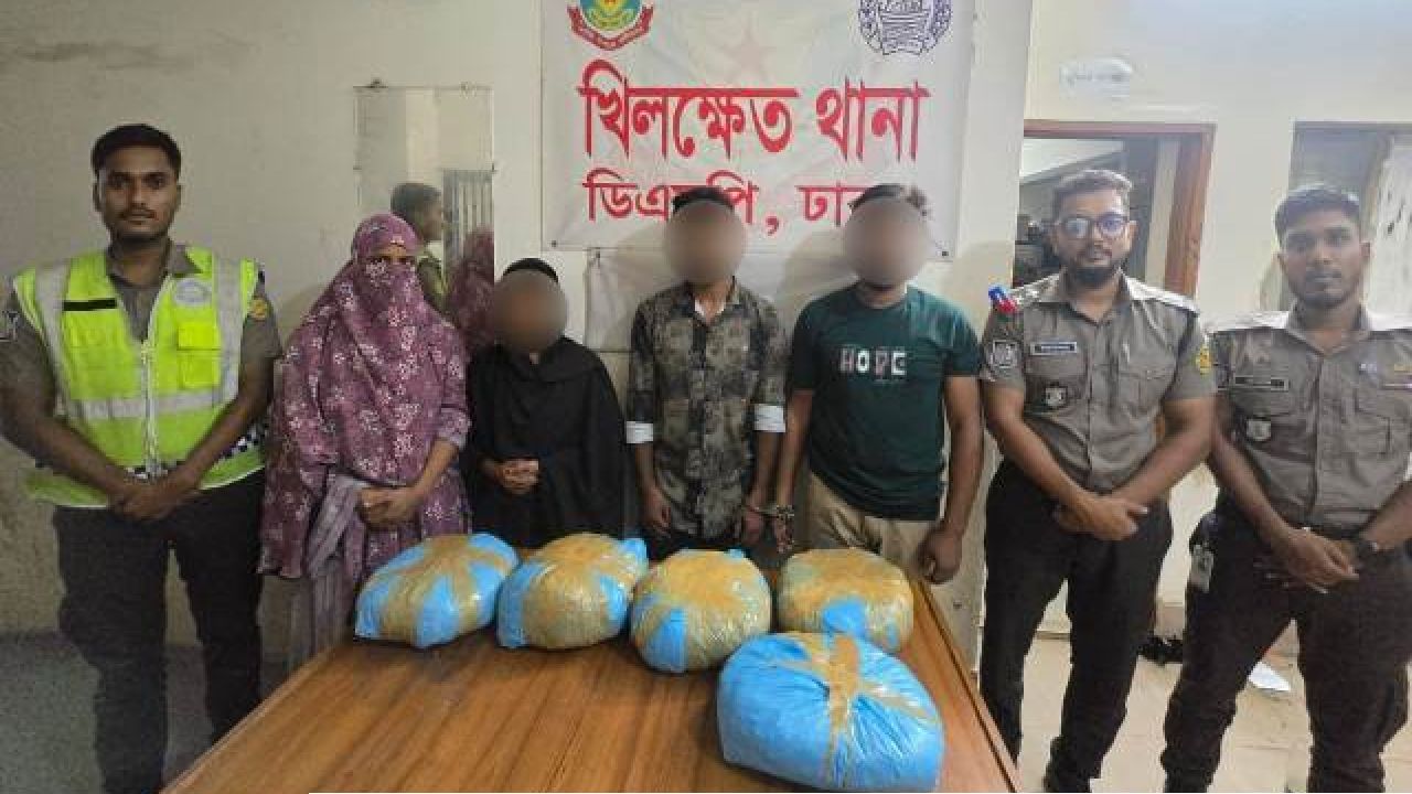 ১০ কেজি গাঁজাসহ তিনজনকে গ্রেফতার করেছে খিলক্ষেত থানা পুলিশ