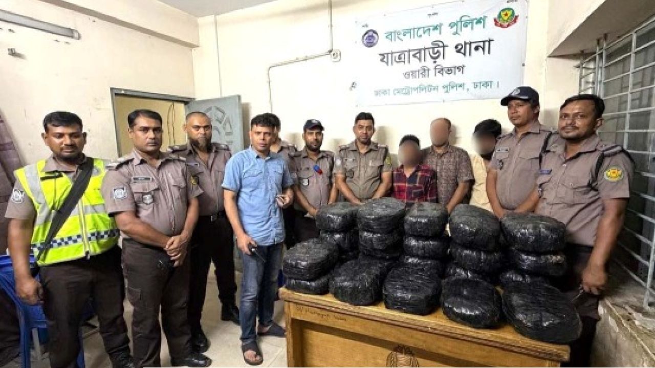 ট্রাফিক পুলিশের সহায়তায় যাত্রাবাড়ীতে ৪৪ কেজি গাঁজাসহ ৩ মাদক কারবারি গ্রেফতার