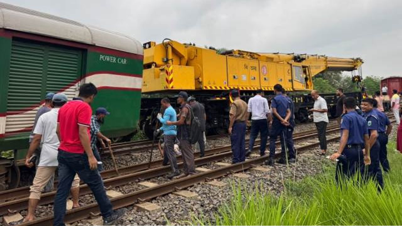 পাবনার ঈশ্বরদীতে একতা এক্সপ্রেসের ২ বগি লাইনচ্যুত