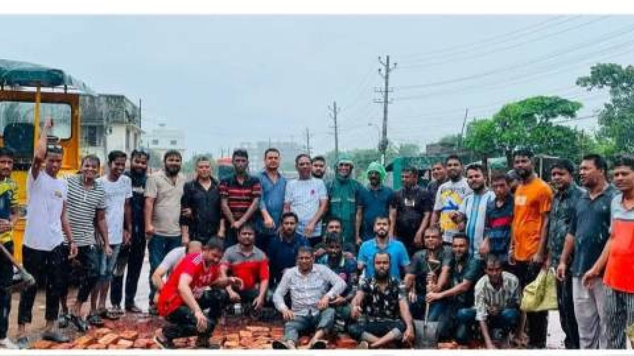  ​সরকারি বরাদ্দের অপেক্ষা না করে শিপইয়ার্ড সড়ক মেরামত করলেন বিএনপি নেতা তুহিন
