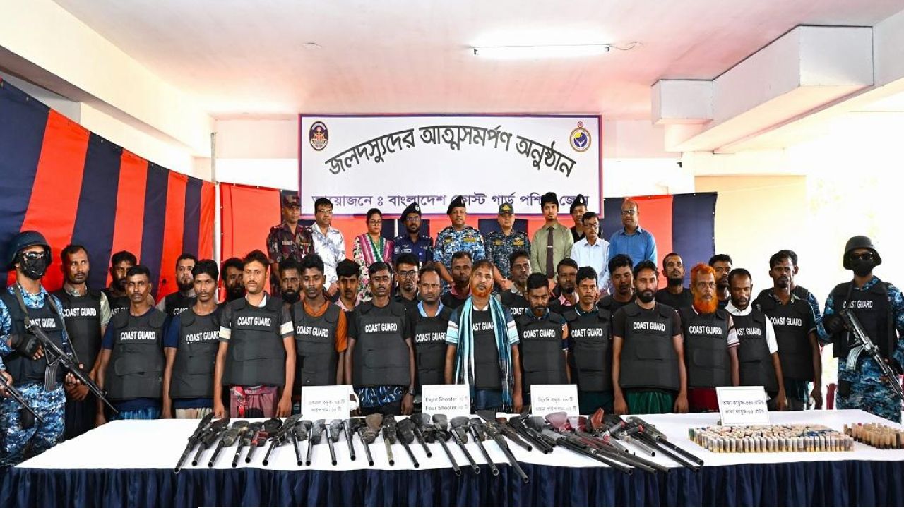 ​সুন্দরবনে দস্যুতার অবসান: এবার অস্ত্র ছেড়ে আলোর পথে কুখ্যাত ‘ছোট জাহাঙ্গীর’ বাহিনী