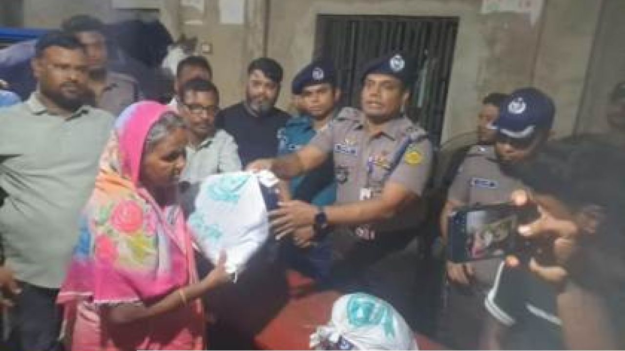 ​চট্টগ্রামে পানিবন্দি অসহায় ৭০০ পরিবারের পাশে সিএমপি: বিতরণ করা হচ্ছে ত্রাণ
