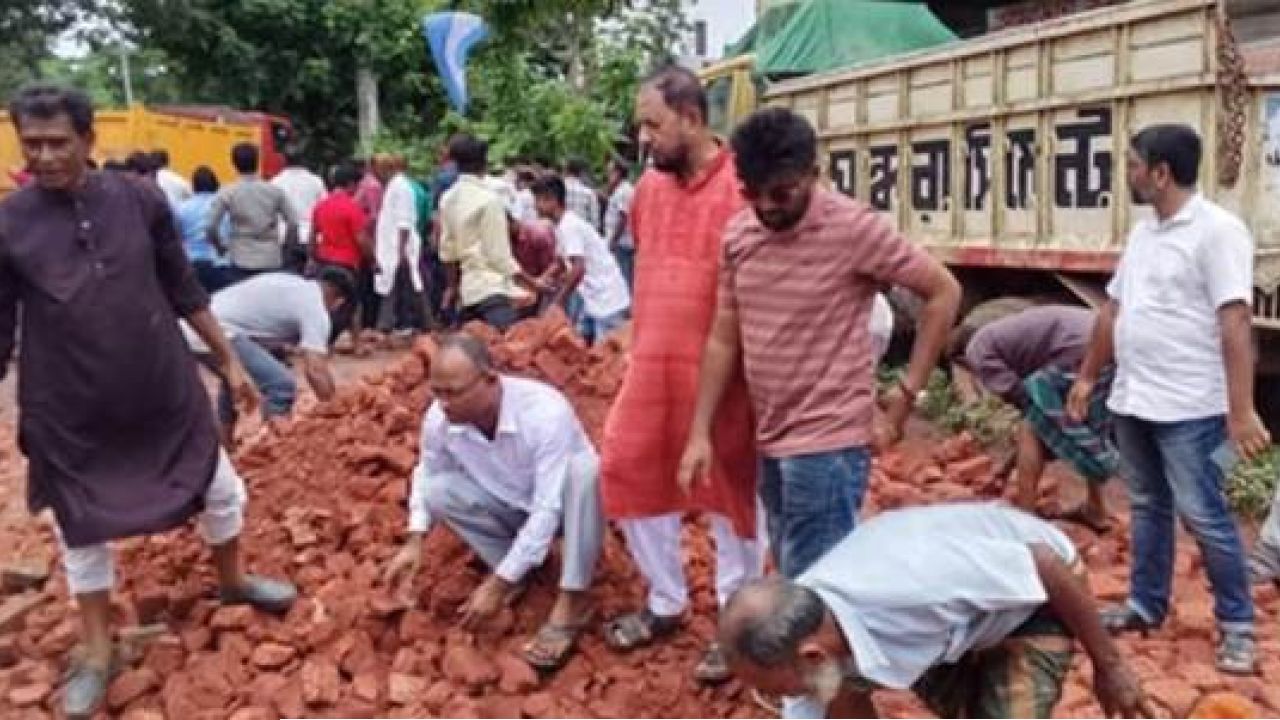 এমপির নির্দেশে ডুমুরিয়ায় বিএনপি ও ইটভাটা মালিকদের যৌথ উদ্যোগে রাস্তা সংস্কার