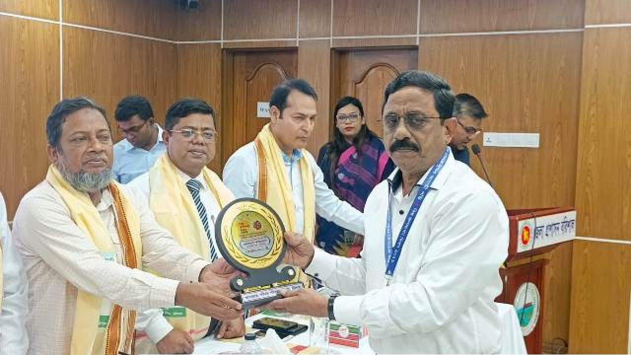 বরিশাল বিভাগীয় পর্যায়ে শ্রেষ্ঠ পুরস্কার পেলেন দেশ বাংলা ফাউন্ডেশনের চেয়ারম্যান এসএম মিজান 