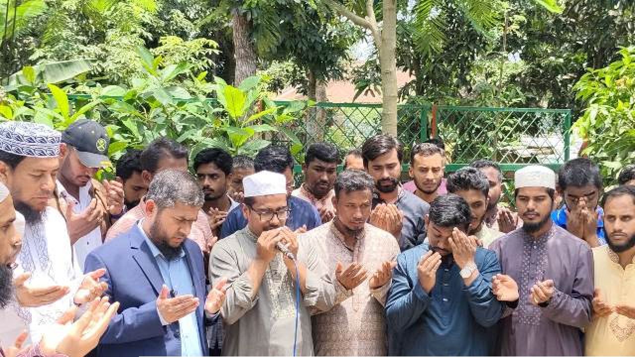 জুলাই অভ্যুত্থানের প্রথম শহীদ আবু সাঈদের কবর জিয়ারত, পরিবারের সদস্যদের সাথে ছাত্রশিবির সভাপতির সাক্ষাৎ
