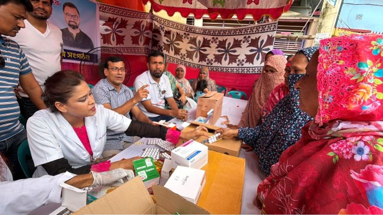জলাবদ্ধতায় পানিবন্দী মানুষের স্বাস্থ্যসেবায় আমিনুল হক, পল্লবীর ৬ স্থানে ফ্রি মেডিকেল ক্যাম্প 