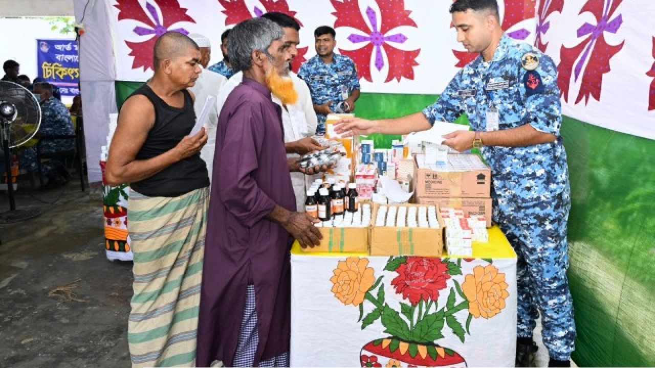 শরীয়তপুরের গোসাইরহাটে বিনামূল্যে চিকিৎসা সেবা ও প্রয়োজনীয় ঔষধ সামগ্রী বিতরণ করেছে কোস্ট গার্ড