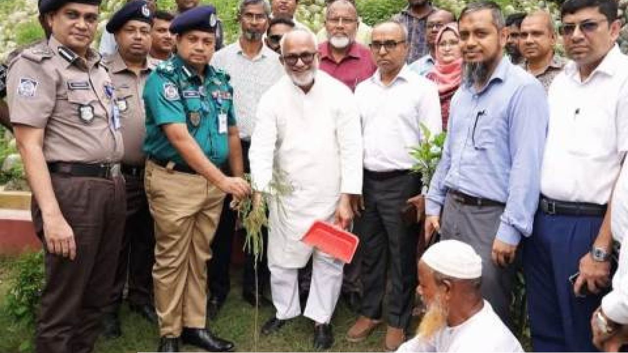  ​শহিদ হাদিস পার্কে কেএমপি’র বৃক্ষরোপণ কর্মসূচি উদ্বোধন করলেন কেসিসি প্রশাসক নজরুল ইসলাম মঞ্জু