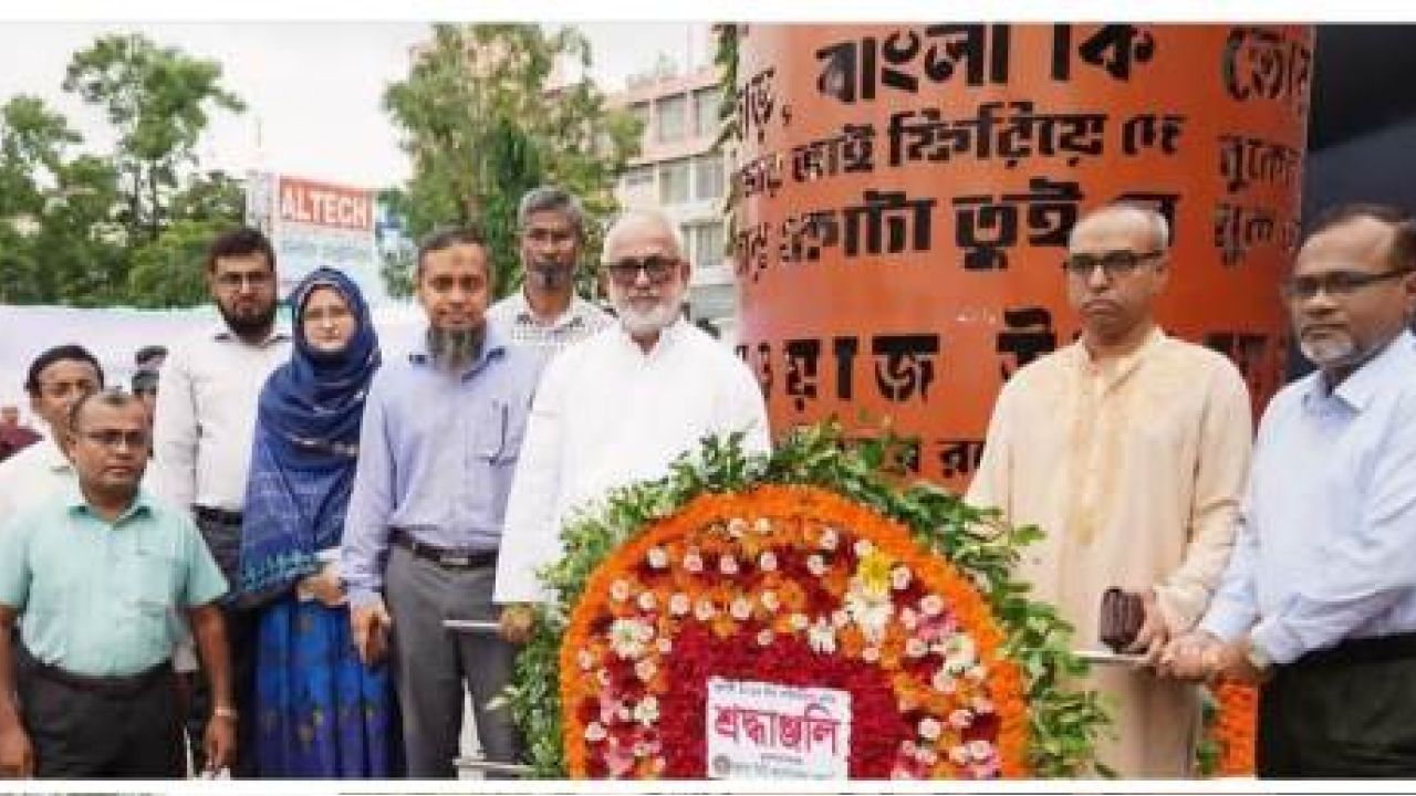 ​জুলাই শহিদ স্মৃতিস্তম্ভে পুষ্পস্তবক অর্পণ করে শহিদদের প্রতি কেসিসি প্রশাসকের শ্রদ্ধা