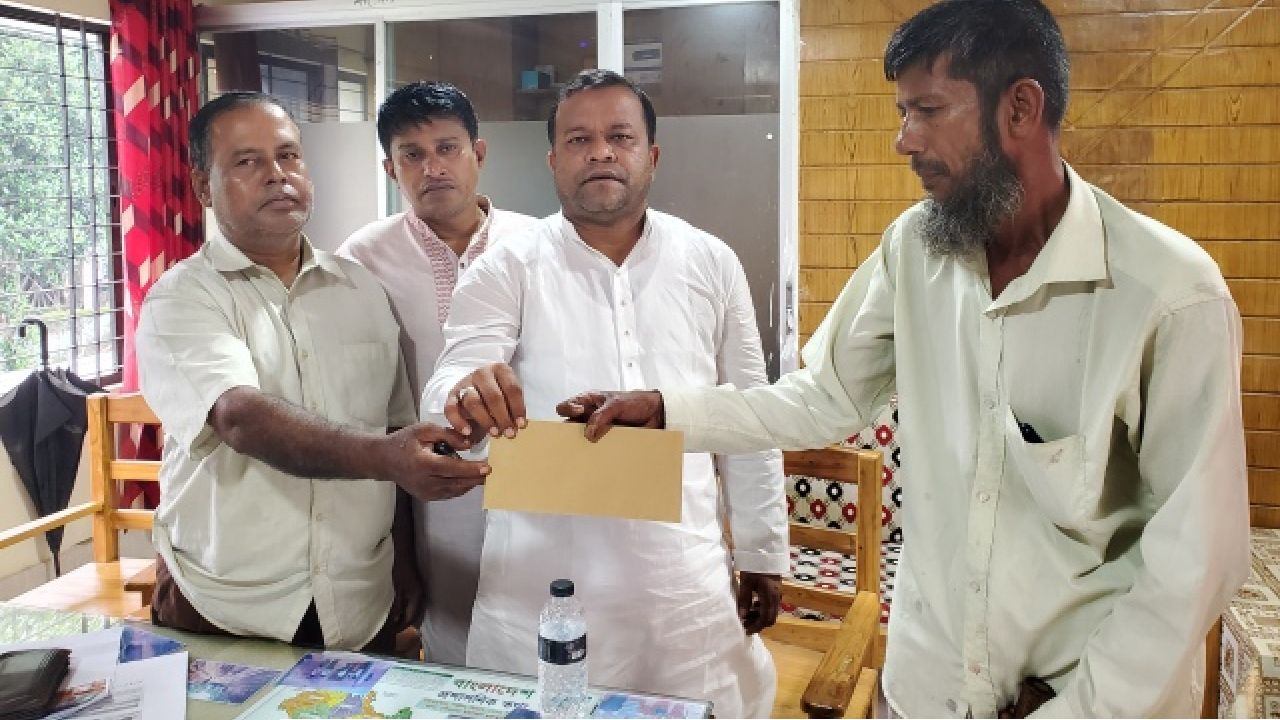 মাটিরাঙ্গা পৌর এলাকার বন্যাদুর্গতদের মাঝে প্রধানমন্ত্রীর ত্রাণ তহবিলের আর্থিক সহায়তা প্রদান