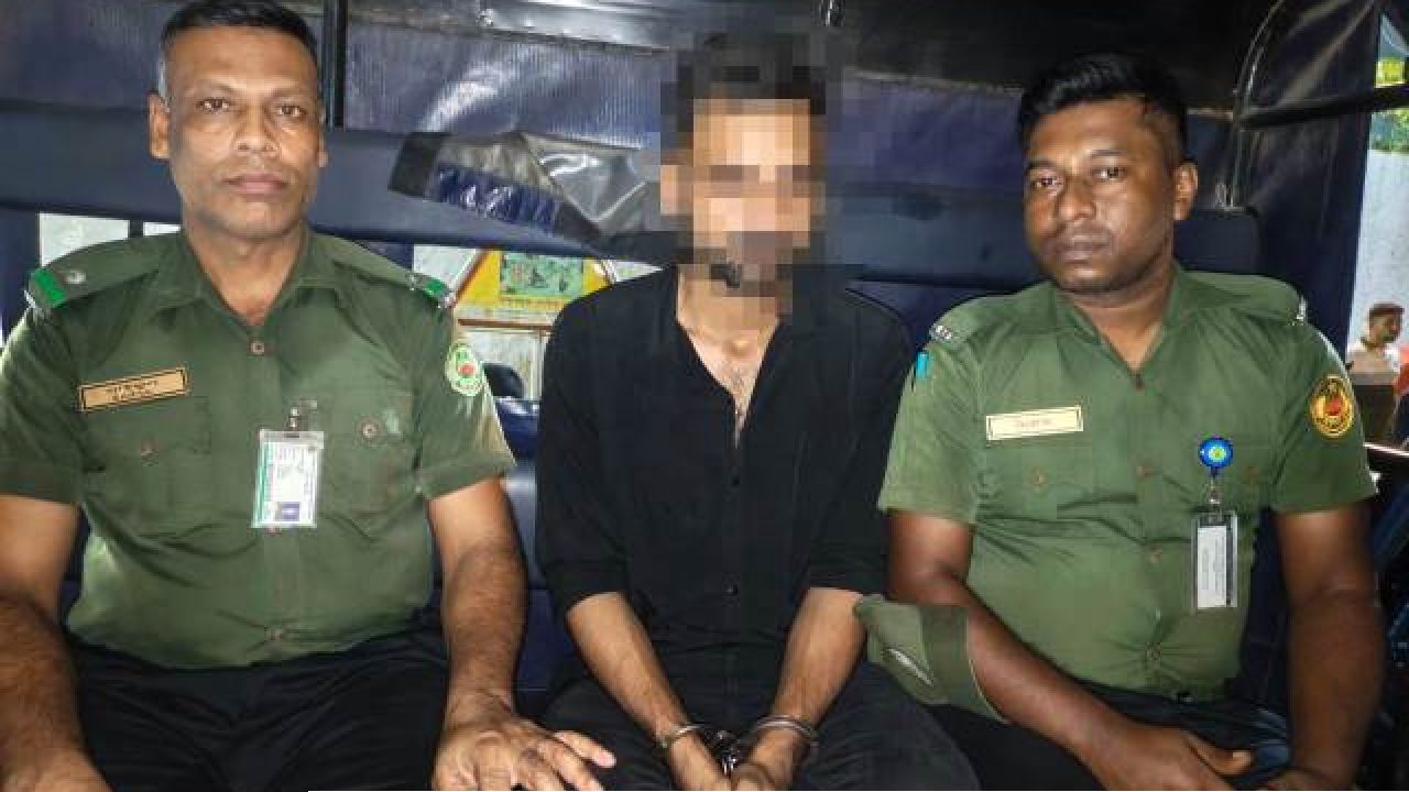 বিমানবন্দরে আনসারের তৎপরতায় ছিনতাইকারী আটক, উদ্ধার মোবাইল ও নগদ অর্থ 
