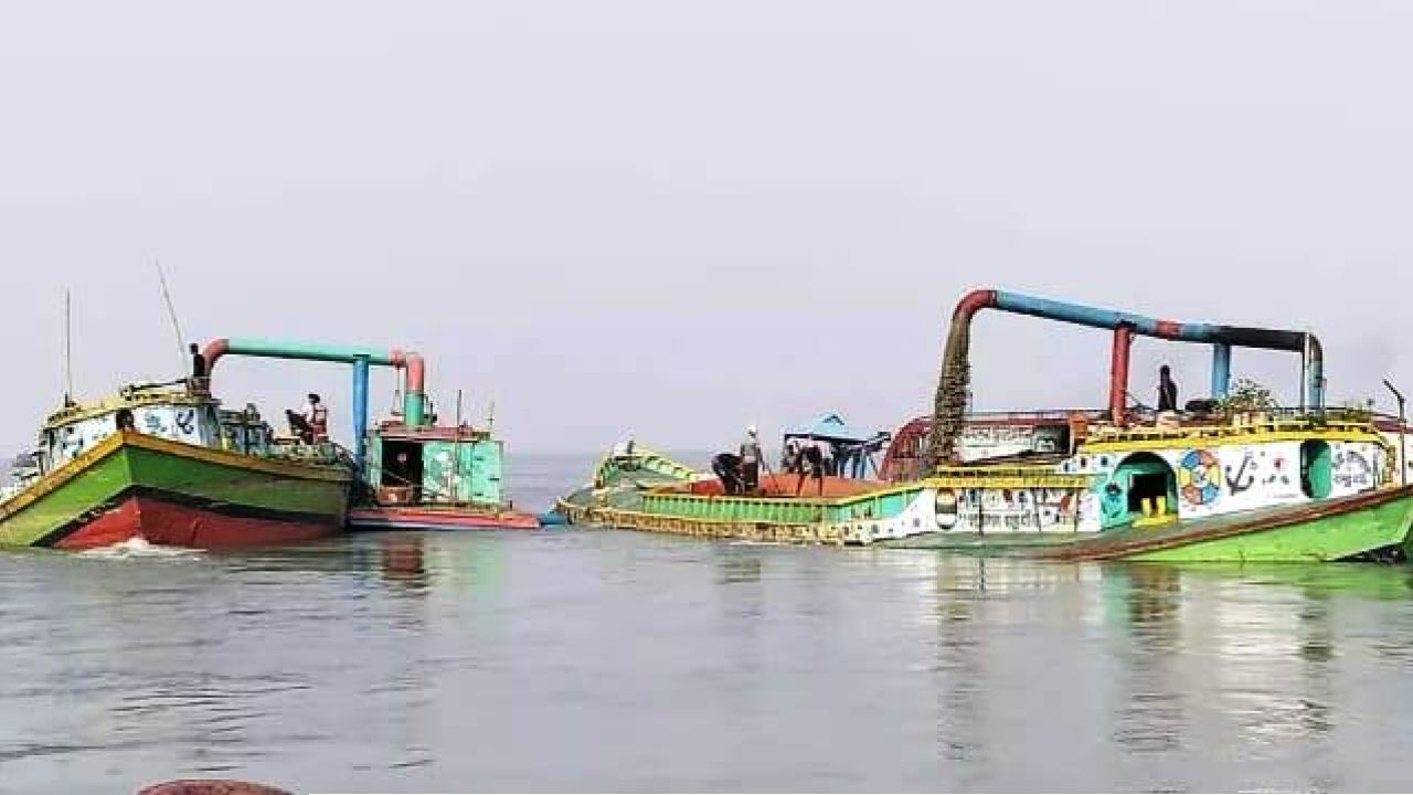 মানিকগঞ্জ যমুনা নদীতে অবৈধ বালু উত্তোলন:প্রশাসনের ব্যর্থতার অভিযোগ