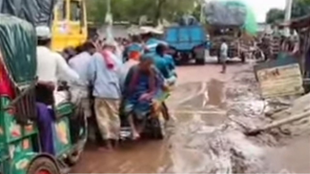 চৌবাড়িয়া হাটের রাস্তা ব্যবসায়ীদের গলার কাটা, ৩২ লাখ টাকার টেন্ডারে ক্ষুব্ধ 