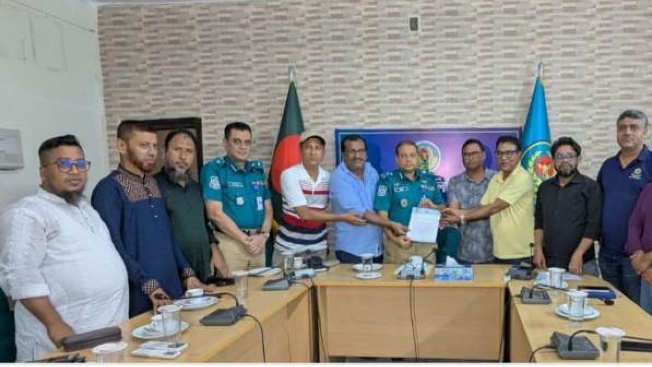 ​খুলনায় সাংবাদিকদের ওপর গুলি বর্ষণকারীদের গ্রেফতারের দাবিতে কেএমপি কমিশনারকে স্মারকলিপি