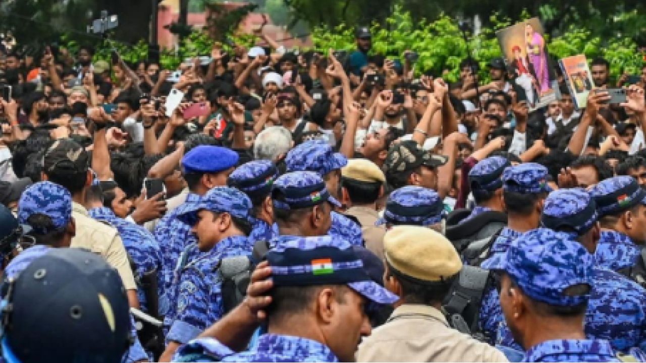 রণক্ষেত্র দিল্লি, ইন্টারনেট ও মেট্রোসেবা বন্ধ