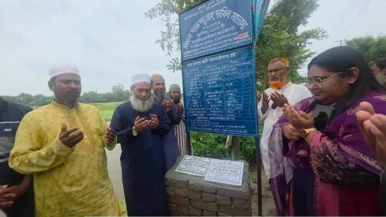 তানোরে রাস্তা উদ্বোধন ও উপকরণ বিতরণ 