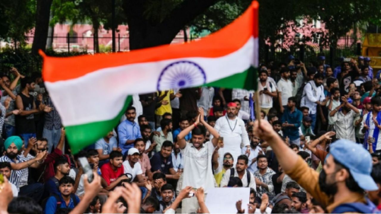 সংসদ অভিমুখে ‘ককরোচরা’: চ্যালেঞ্জের মুখে মোদি সরকার