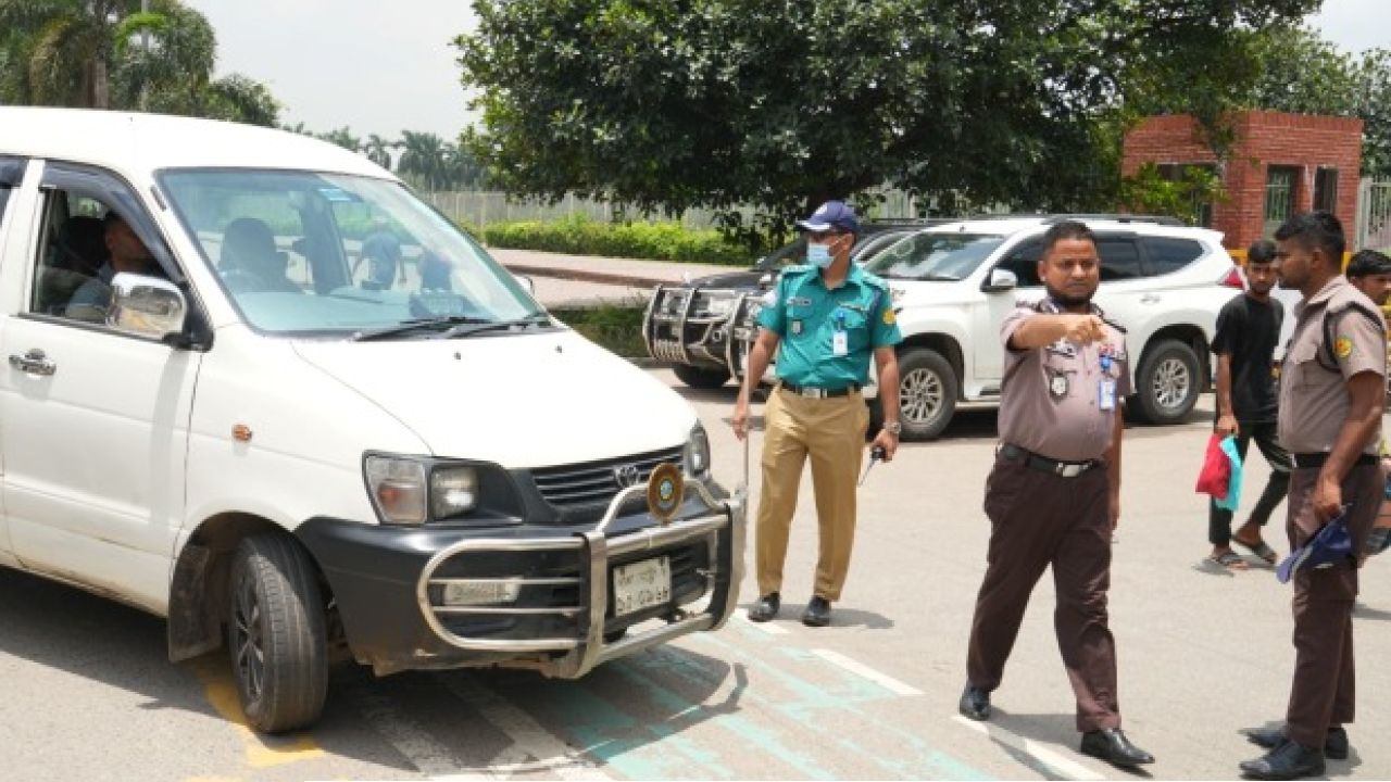 সংসদ ভবন সংলগ্ন মানিক মিয়া এভিনিউ এলাকায় অবৈধ হাইড্রোলিক হর্ন ও হুটারের বিরুদ্ধে ডিএমপি ট্রাফিকের বিশেষ অভিযান