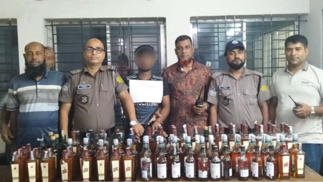 ৯৯ বোতল ভারতীয় তৈরি নিষিদ্ধ মদ উদ্ধারসহ একজনকে গ্রেফতার করেছে সবুজবাগ থানা পুলিশ