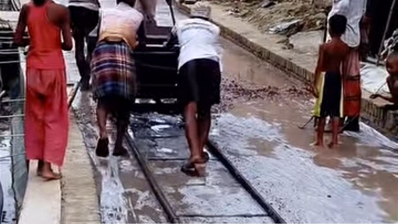 তানোরে বৃষ্টির পানিতে রাস্তার ঢালাই ক্ষুব্ধ জনতা