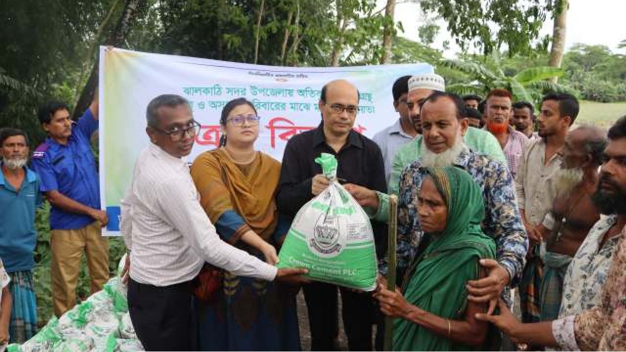 অতিবৃষ্টিতে জলাবদ্ধতায় ক্ষতিগ্রস্ত ১০০ পরিবার পেল ত্রাণ