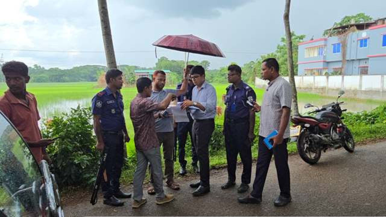 ঝালকাঠিতে অবৈধ বালু উত্তোলন ও সরবরাহ: ৪ বাল্কহেডে ২ লাখ টাকা জরিমানা