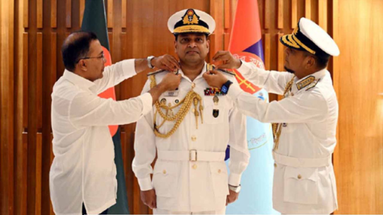 নবনিযুক্ত নৌপ্রধানকে র‌্যাঙ্ক ব্যাজ পরালেন প্রধানমন্ত্রী
