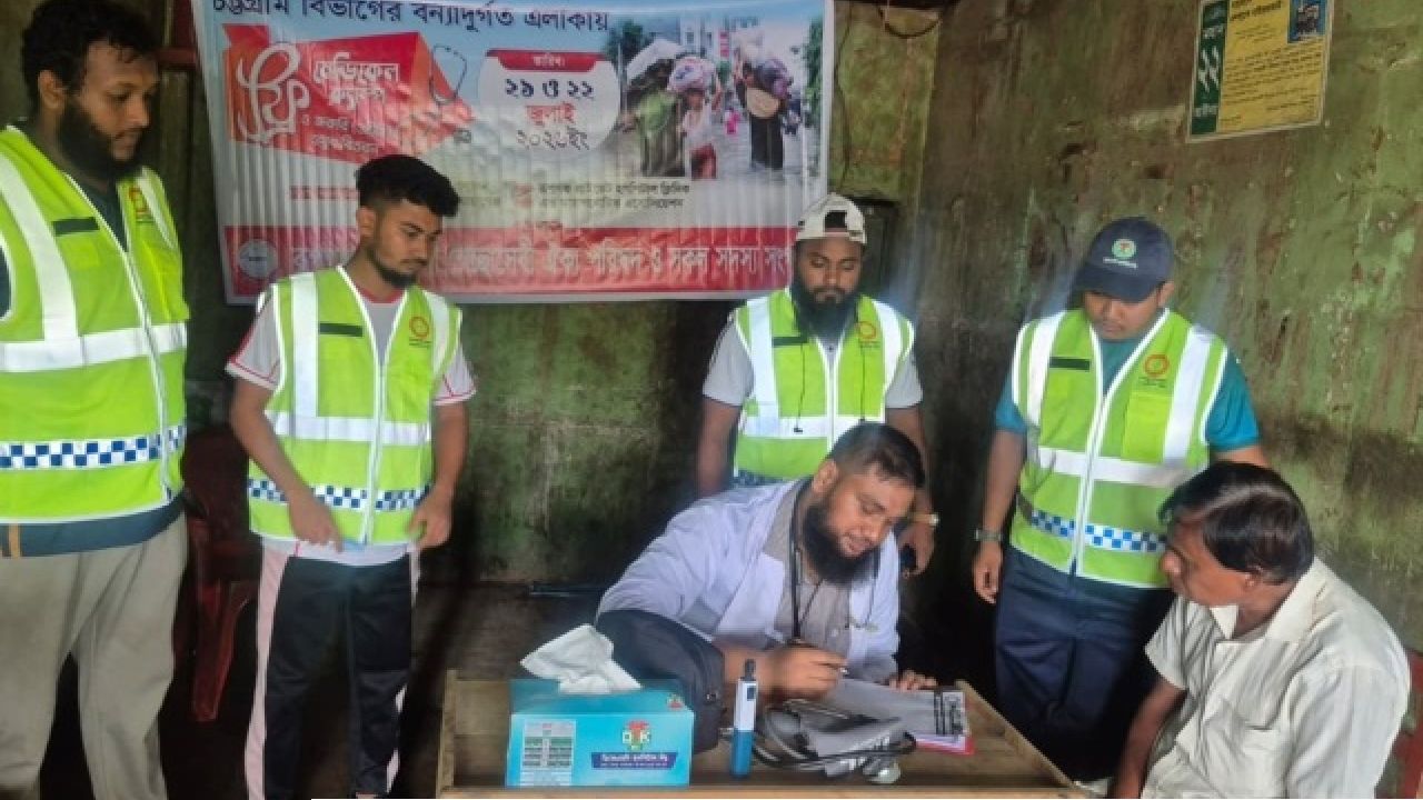 রূপগঞ্জ উপজেলা স্বেচ্ছাসেবী ঐক্য পরিষদের উদ্যোগে চট্টগ্রামের বাঁশখালীর বন্যার্তদের মাঝে চিকিৎসাপত্র, ওষুধ ও খাবার বিতরণ