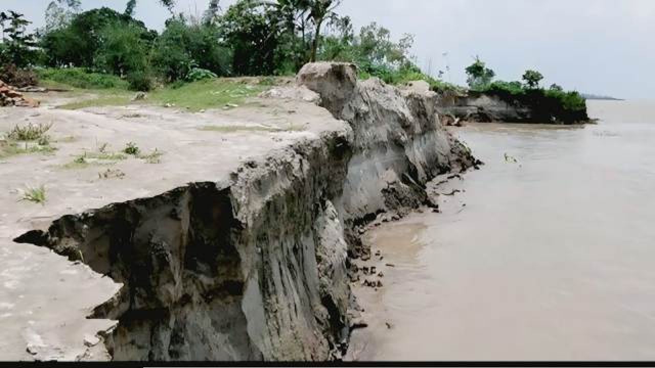 শিবালয়ের যমুনায় বেপরোয়া অবৈধ বালু উত্তোলনে হুমকিতে বসতভিটা জনপদ ও জাতীয় গ্রিড