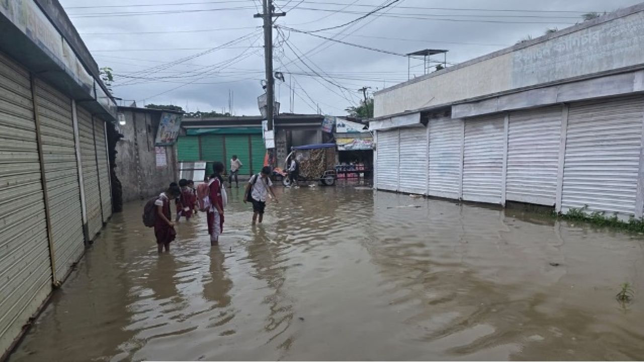 অব্যবস্থাপনা ও পানি নিষ্কাশনের ব্যবস্থা না করে সড়ক নির্মাণ করায় রূপগঞ্জে জলাবদ্ধতা